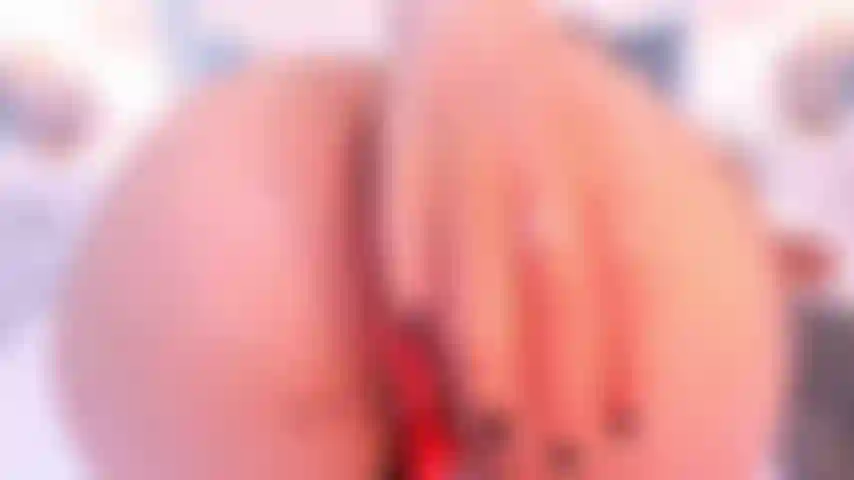 Il mio piccolo culo viene penetrato da un grosso cazzo bianco.