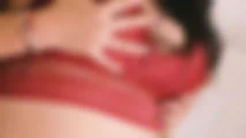 Bagnami, spogliami con il tuo sguardo e portami all'orgasmo.