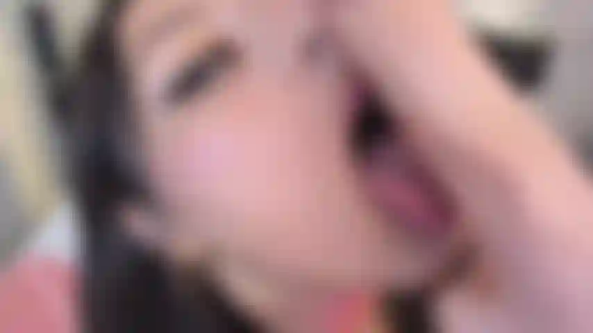 Goditi il ​​mio video mentre succhio il tuo cazzo profondamente.