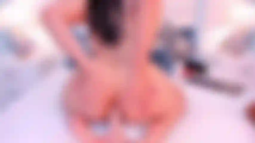 Mi faccio soffrire il culo con questo dildo infilato nel culo.