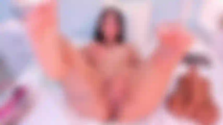 Mi strofino la dolce figa e poi la scopo.