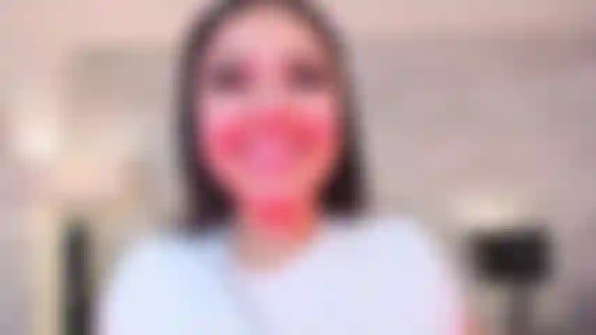 Che ne dici delle mie tette in faccia? Ti piacerebbe?