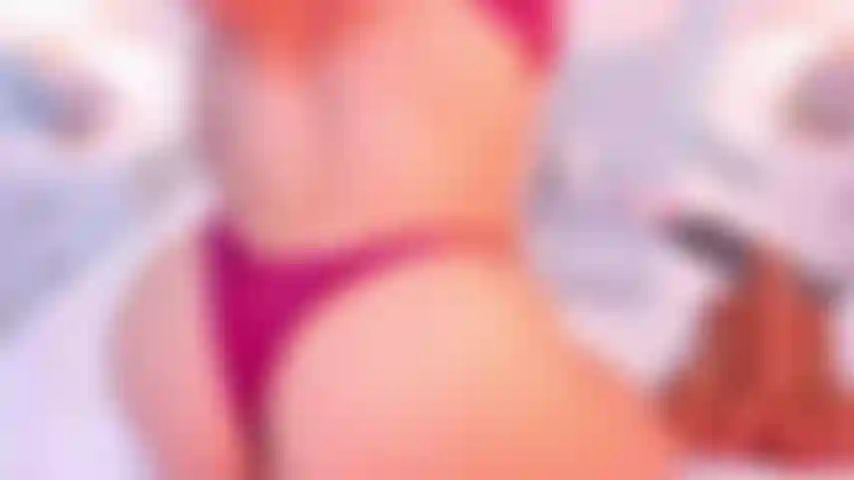 Con il perizoma di lato e cavalco il tuo cazzo.