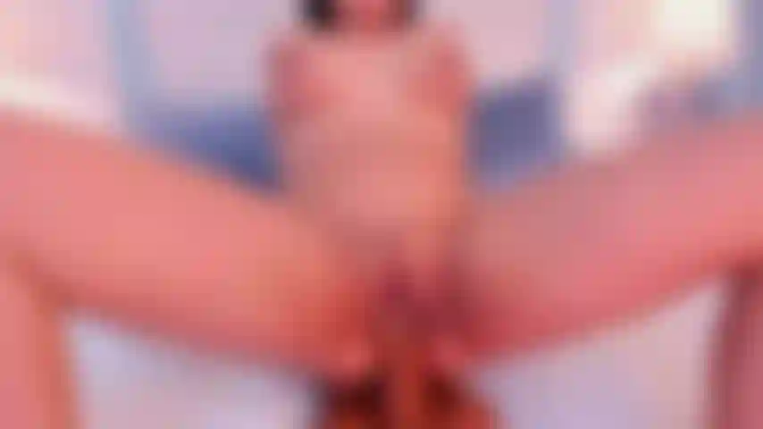 Mentre cavalco il tuo cazzo le mie tette rimbalzano quando lo faccio.