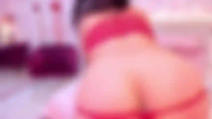 Faccio rimbalzare il culo finché non sono così eccitata che mi sculaccio finché il mio culo non diventa rosso.