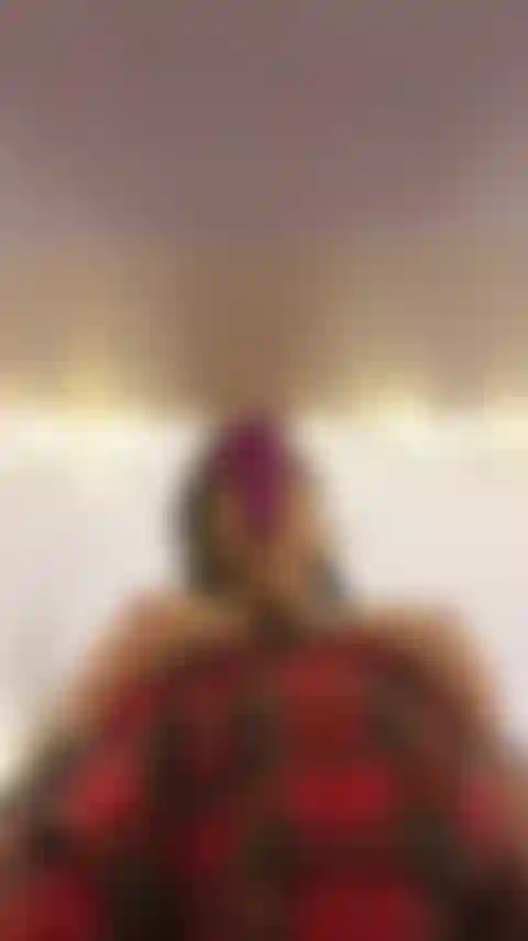 Questa cosa ha una ventosa! Un pov divertente e sessuale di me in ginocchio che succhia e poi sostengo quel ringraziamento e cavalco questo nuovo giocattolo. Un sacco di succosi suoni wap.