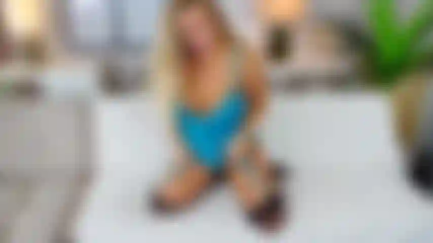 Striscia di lingerie blu e gioco di figa sul divano.