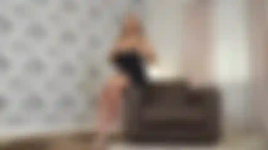 Il vestito nero si spoglia joi gioca con la figa.