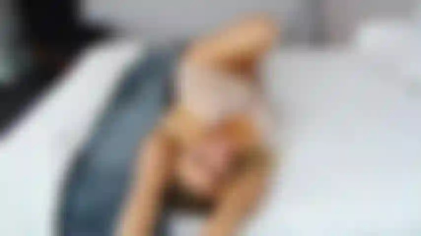 La striscia della bambola e il giocattolo giocano sul letto.