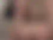 Il salotto joi si spoglia e gioca con i giocattoli.