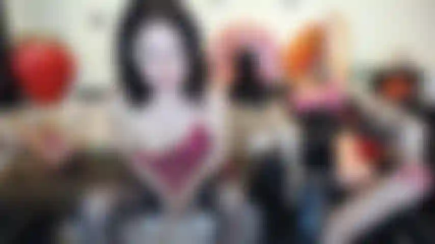 Legata con le gambe aperte.