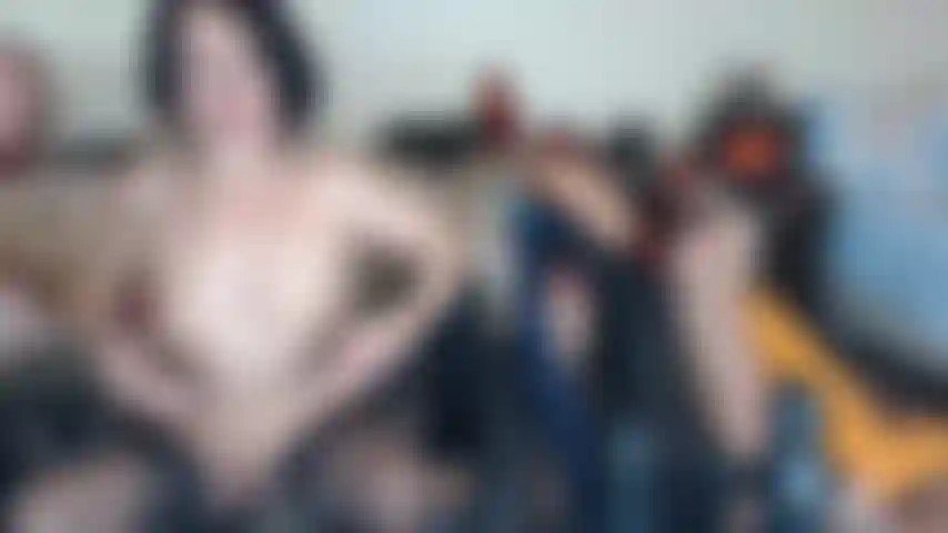 Ho un orgasmo forte come una piccola troia.