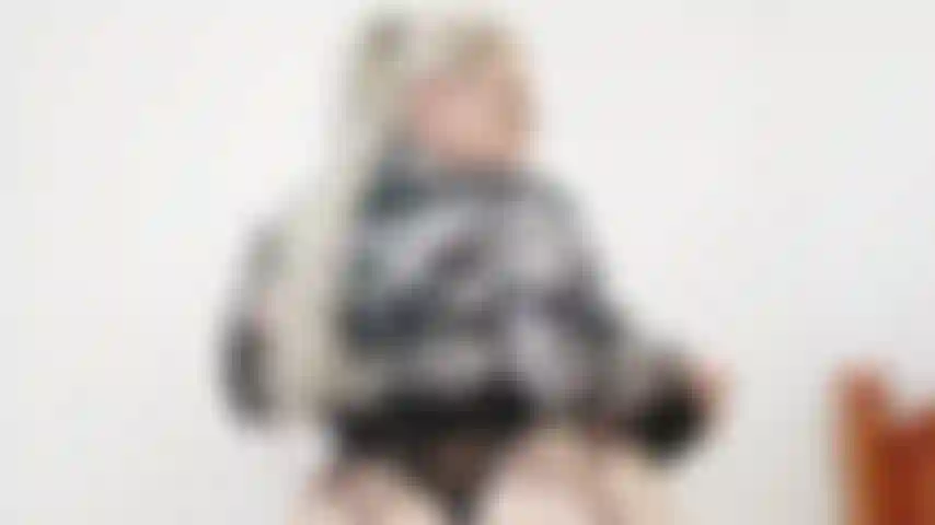 Il bottino grasso si piega in avanti.