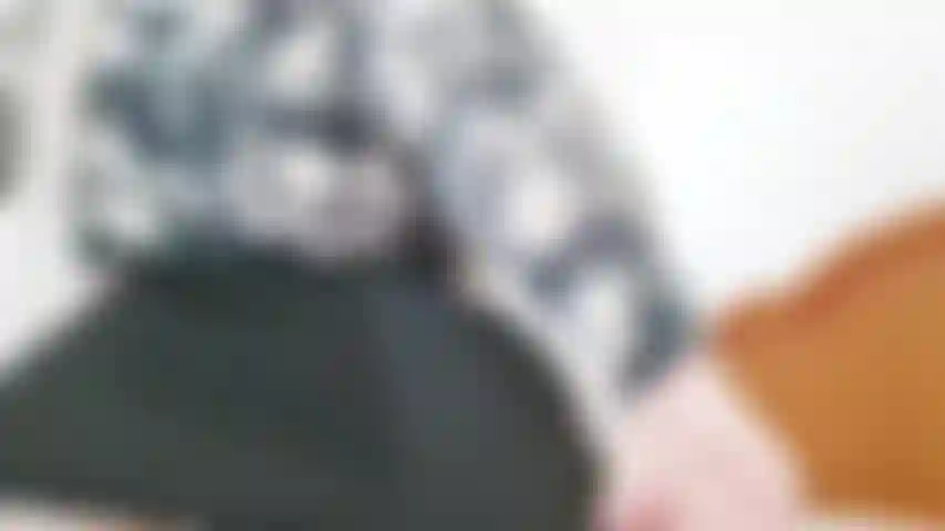 52 Un bottino in pollici in gonna corta e calze.