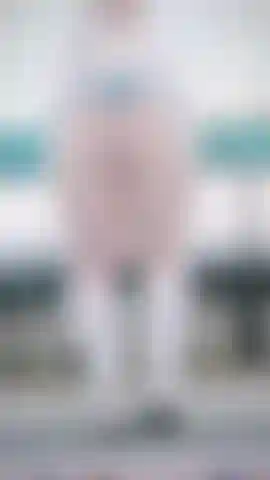 Il bottino batte forte le mani in pantaloncini sul balcone.