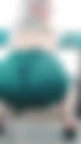 Vestito attillato e culo grasso e rimbalzante.