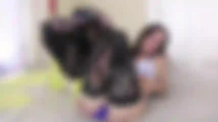 Joi mi prende in giro con le calze.