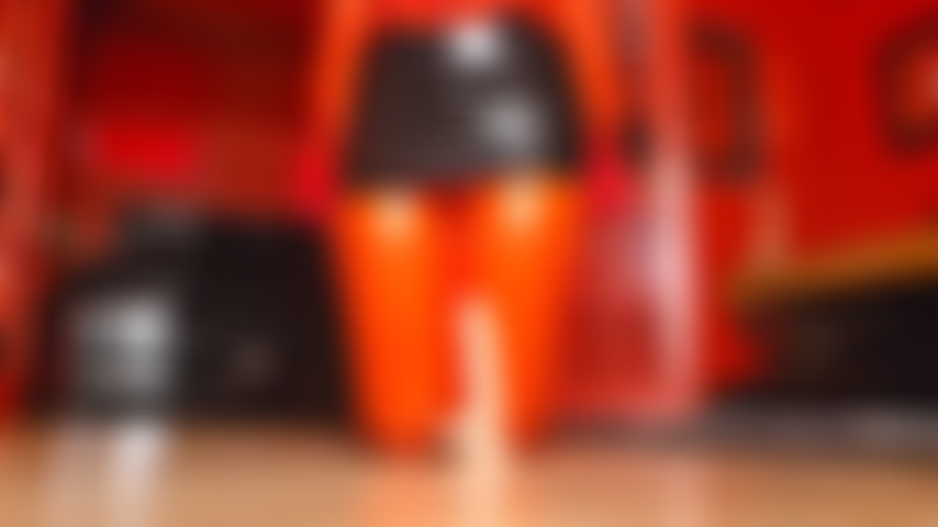 Una bambola di lattice rosso che si scopa la gola e il culo.