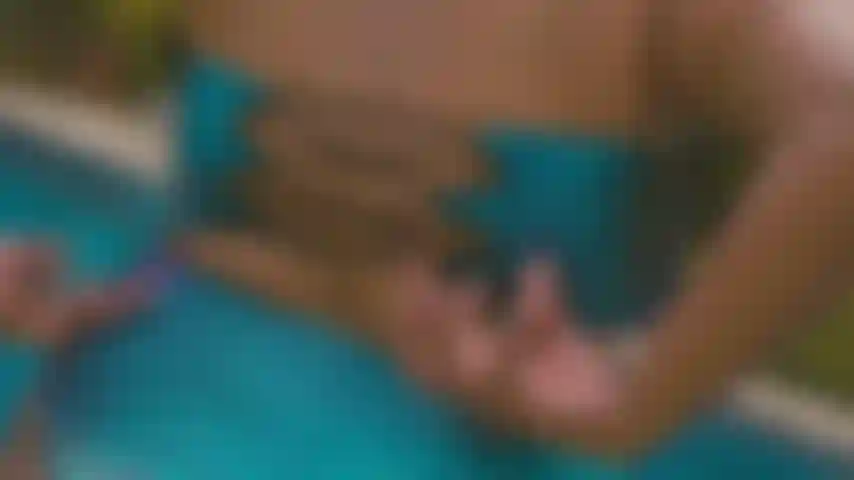 Gioco con le mie tette in piscina.