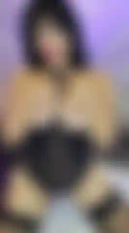 Che si massaggia e si applica l'olio sui seni.