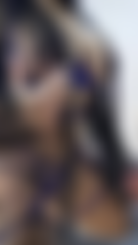 Che cavalca frontalmente un grosso dildo.