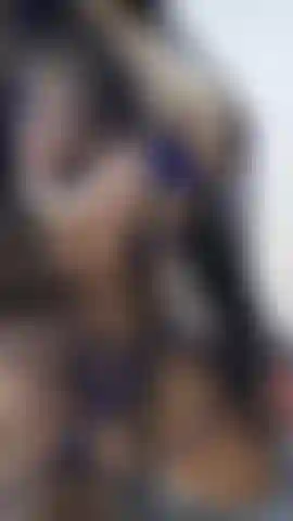 Che cavalca frontalmente un grosso dildo.