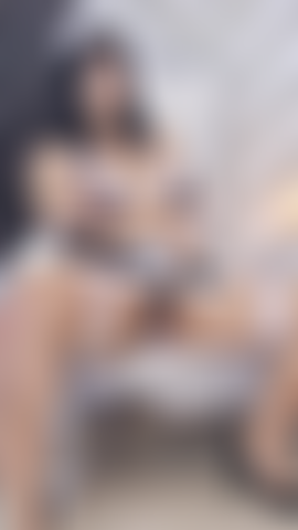 Fotto la figa della cameriera milf focosa.