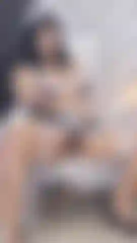 Fotto la figa della cameriera milf focosa.