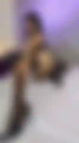 Che accarezza le mie belle gambe e ma.