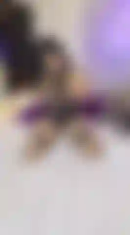 Che cavalca il tuo cazzo con le mie tette fuori.