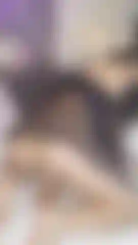 Una milf focosa che cavalca un dildo.