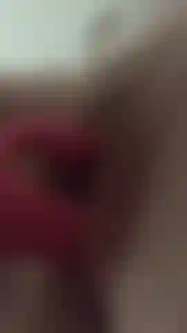 Gioco con il vibratore per la figa pelosa.