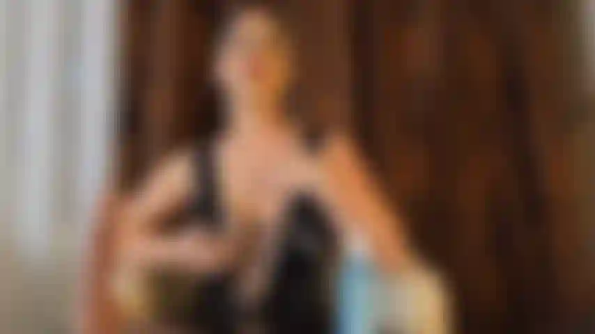 Ho il seno rifatto e le tette oliate.