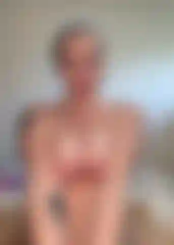 Guardami mentre mi faccio venire questa figa bagnata da 8 pollici.