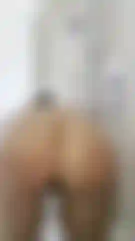 Che scopa la mia stretta figa con una profondità di 20 cm da dietro.