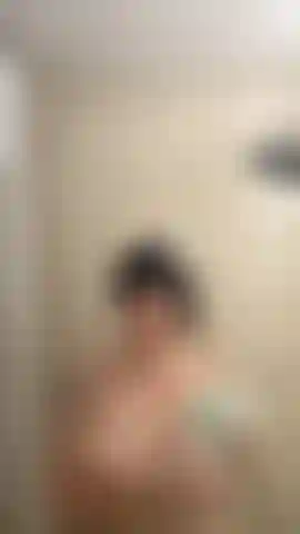 Che si lava le tette sotto la doccia.