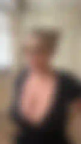 Being a sneaky naughty slut while the workmen are working hard 🤫 
I have the full video to send you 😉