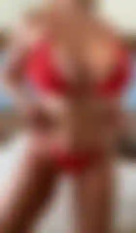 Big jiggly bouncing juggs on holiday 👙 Let me flop them out for you now I’ve got your cock nice and hard with all the teasing 😉