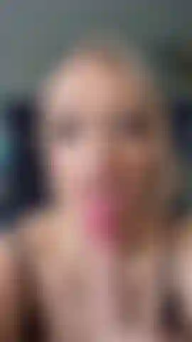 Guardami giocare con un dildo nella mia figa stretta e bagnata.