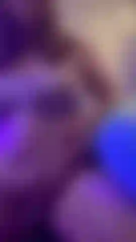 Billie blakeley muove la sua pancia paffuta.