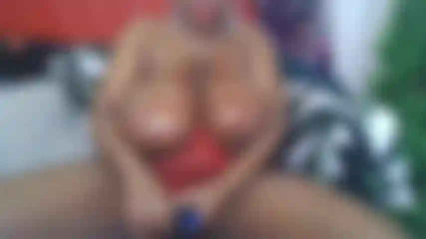 Una nera con le tette unte che scopa nella foresta, orgasmi multipli e occhi che rotolano all'indietro.