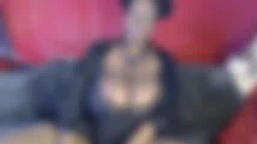 Feticista del rutto con le tette fuori dalla bocca spalancata.