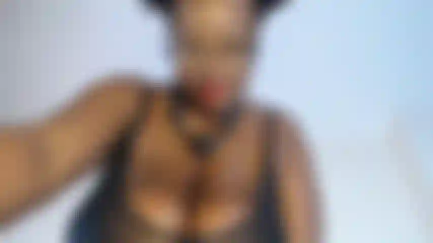 Impilando e facendo rimbalzare tette mostruose.