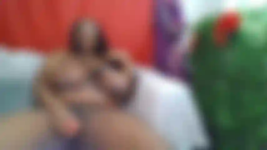 Gioca con quella figa finché non ti faccio venire.