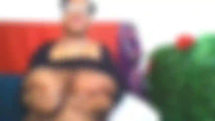 Una ragazza nera carina ti fa il bavaglio e fa gola profonda su tutto il tuo cazzo.