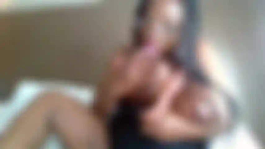 Faccio una spagnola sciatta e faccio un pompino in hotel.