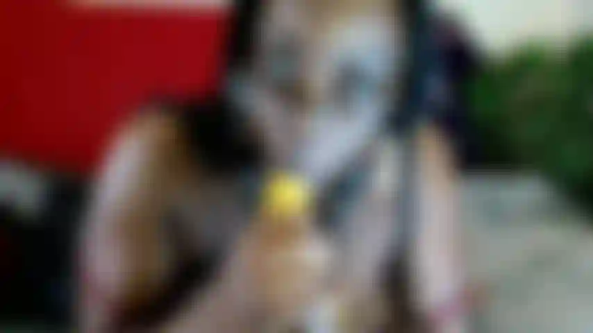 Cazzo di banana e gioco di succhiare il cibo soffocato in banane pastose.