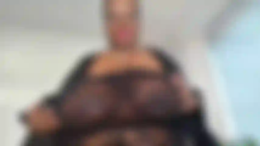 Adorazione completa del corpo con chiacchiere sporche e giocattoli.