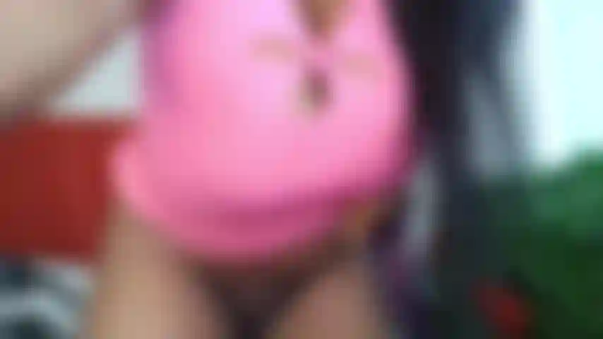 Succhio i miei enormi capezzoli nel mio vestito corto e attillato.