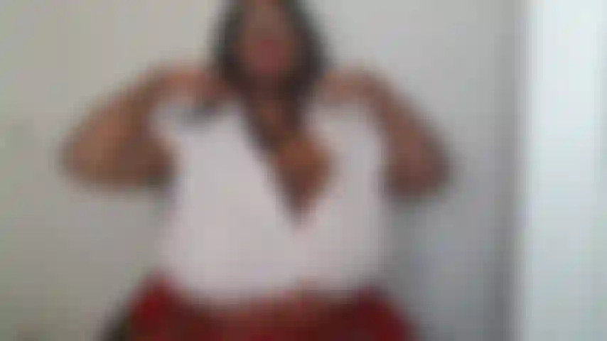 Una ragazza nera arrapata dice di chinarsi e scoparmi.